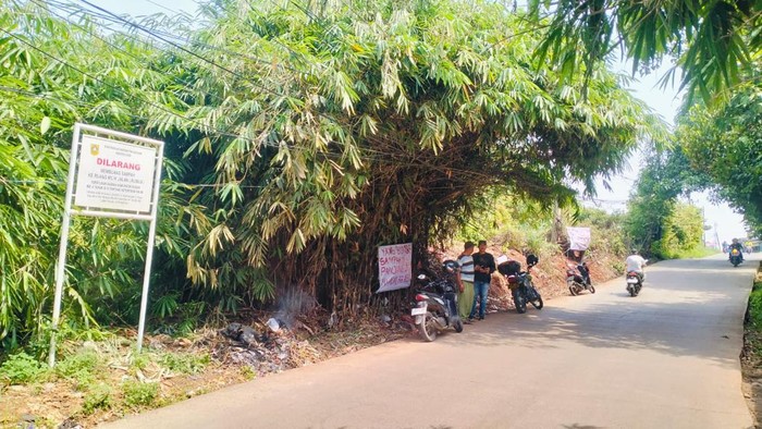 TKP pria dimarahi warga hingga tiarap karena buang sampah sembarangan