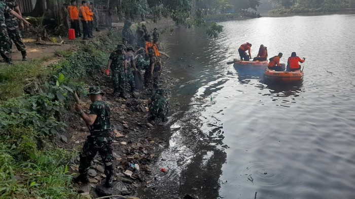 TNI bersihkan Situ di Bogor