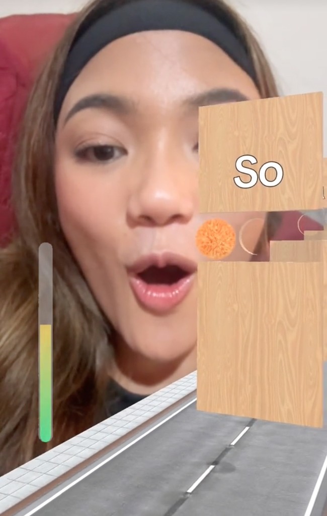 Marion Jola juga tak ketinggalan dan terlihat ikut mengabadikan momen saat dirinya menyanyikan tangga lagu dari rendah hingga ke tinggi. Meski tak dalam sekali tarikan napas, namun penyanyi yang akrab disapa Lala itu mampu menyelesaikan tantangan tersebut. Terlihat Lala yang sempat berhenti dan kembali mengambil napas beberapa kali saat mengikuti tantangan tersebut. Foto: TikTok