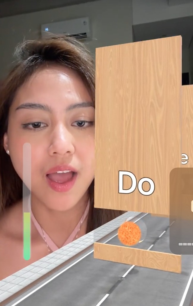 Hampir sama seperti Andien dan Yura, Sisca Saras juga berhasil menyelesaikan tantangan tersebut dalam 1 tarikan napas. Tak butuh waktu lama, Sisca berhasil melewati setiap lubang dengan mulus sambil menyanyikan nada dasar hingga tinggi. Foto: TikTok