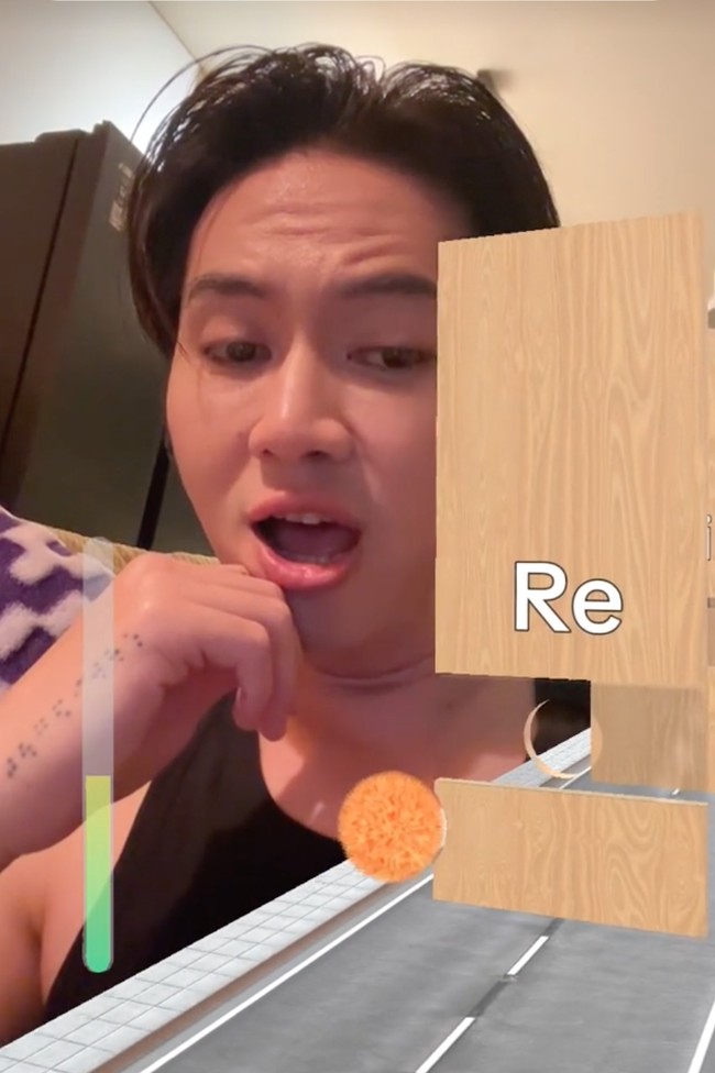 Rafaell Tan yang juga merupakan seorang penyanyi juga tampak mengikuti tren perfect pitch challenge. Meski tampak kesulitan dan terhenti beberapa kali, namun pada akhirnya Rafaell berhasil menyelesaikan tantangan tersebut. Foto: TikTok