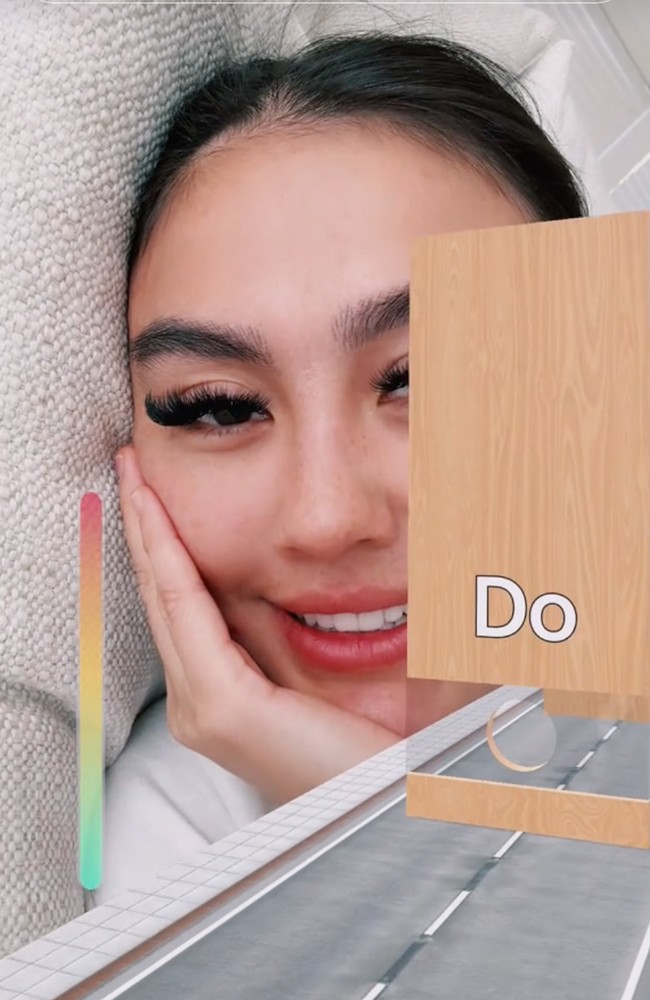 Mengikuti tren dengan cara berbeda, Agnez Mo memilih menyanyikan nada tinggi hingga bolanya tersebut berhasil melewati satu per satu rintangan melalui bagian atas, alih-alih melewati lubang. Hanya dengan satu tarikan napas dan dalam waktu singkat, Agnez berhasil menyelesaikan tantangan tersebut. Foto: TikTok