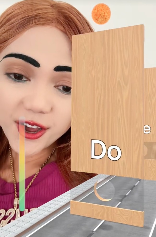 Sama seperti Agnez, Rina Nose juga menyelesaikan tantangan tersebut melalui jalur langit. Dengan konstan menyanyikan nada tinggi, dalam waktu singkat Rina berhasil menyelesaikan tantangan tersebut. Foto: TikTok