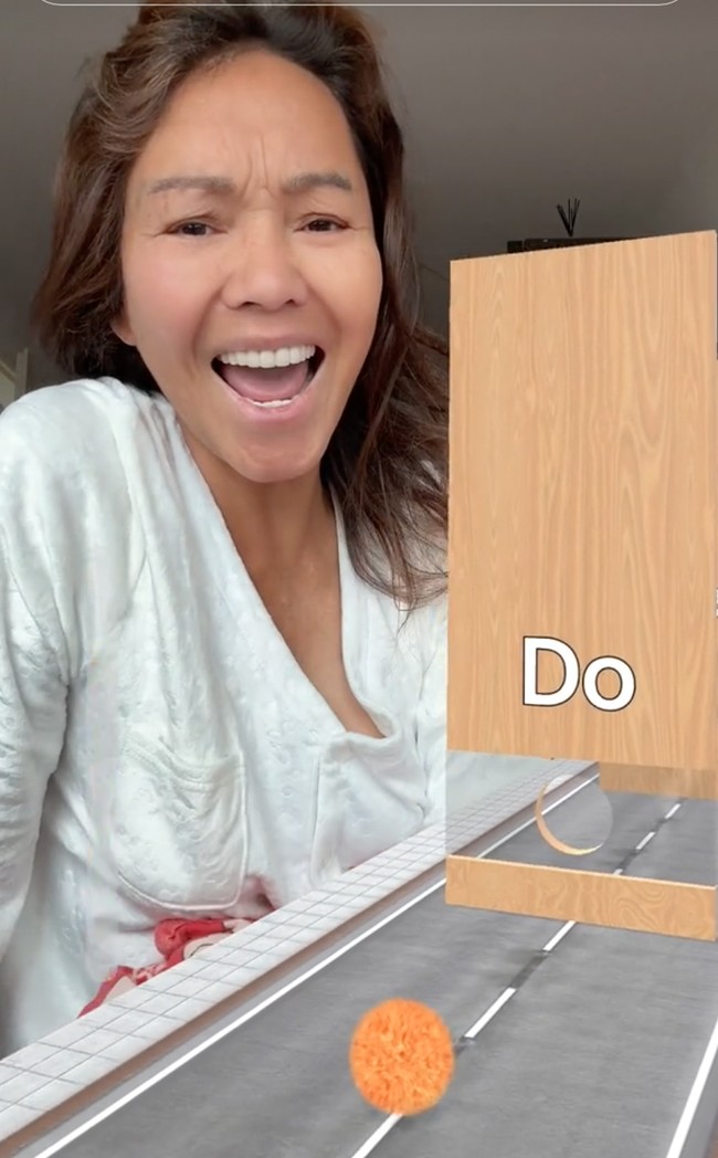 Menjajal cara Agnez Mo dengan menyanyikan nada tinggi dalam satu tarikan napas untuk menyelesaikan tantangan, Bunda Corla malah berhasil bikin ngakak. Suara tinggi Bunda Corla itu justru disebut mirip suara kue putu hingga teko air masak. Foto: TikTok
