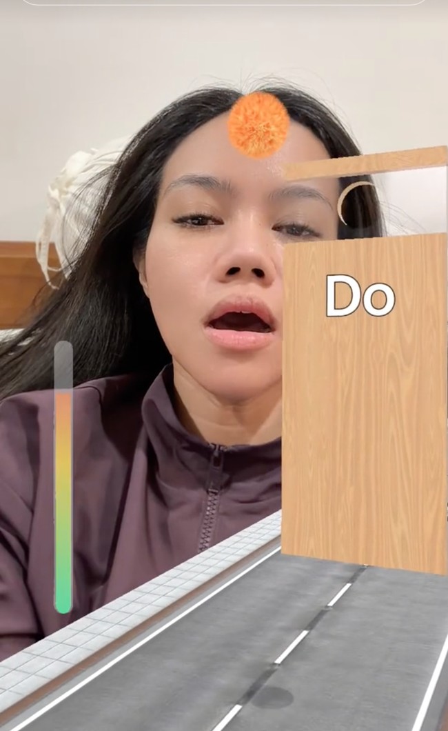 Sebagai seorang penyanyi tanah air, Yura Yunita turut menjajal kemampuan vokalnya dengan mengikuti tren perfect pitch challenge. Hanya dengan satu tarikan napas, Yura berhasil melewati setiap lubang dengan menyanyikan nada dasar hingga tinggi. Foto: TikTok