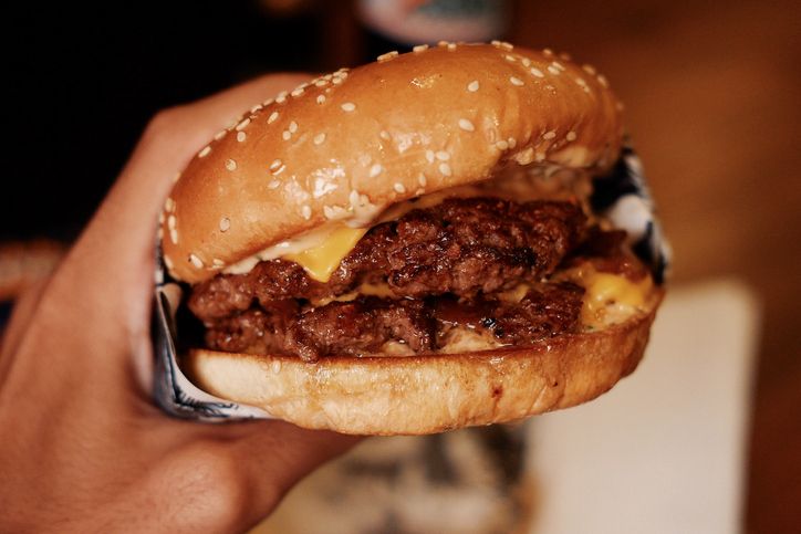 5 Trik Makan Burger Anti Berantakan dan Tetap 'Slay'