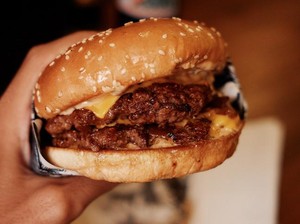 1 Kematian dan 75 Orang Jatuh Sakit usai Makan Burger McD, Ini Dugaan Awalnya