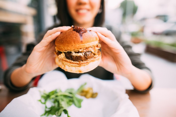 5 Trik Makan Burger Anti Berantakan dan Tetap Slay