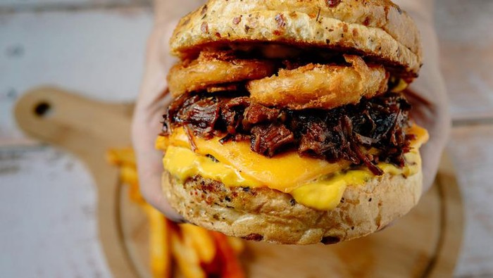 Pria 30 Tahun Masuk UGD usai Makan Burger Seberat 3,2 Kg, Perutnya Bengkak