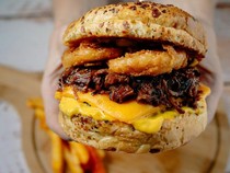 Pria 30 Tahun Masuk UGD usai Makan Burger Seberat 3,2 Kg, Perutnya Bengkak