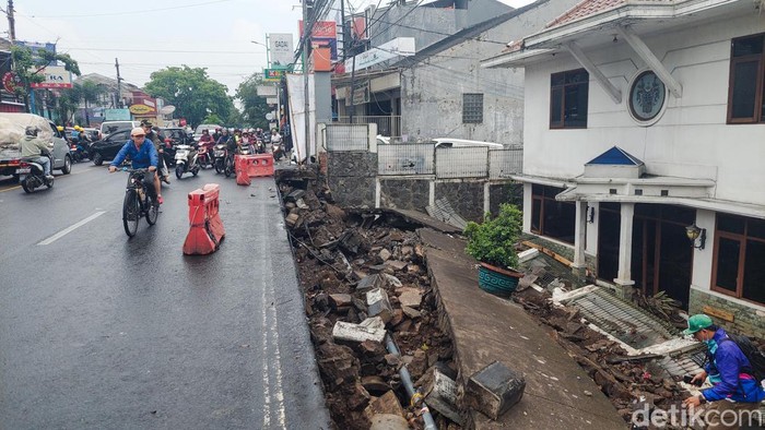 Trotoar dan benteng di Jalan Amir Machmud Cimahi yang ambruk