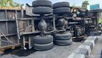 Arus Lalin Tersendat Imbas Truk Terguling di Jalan Ngagel