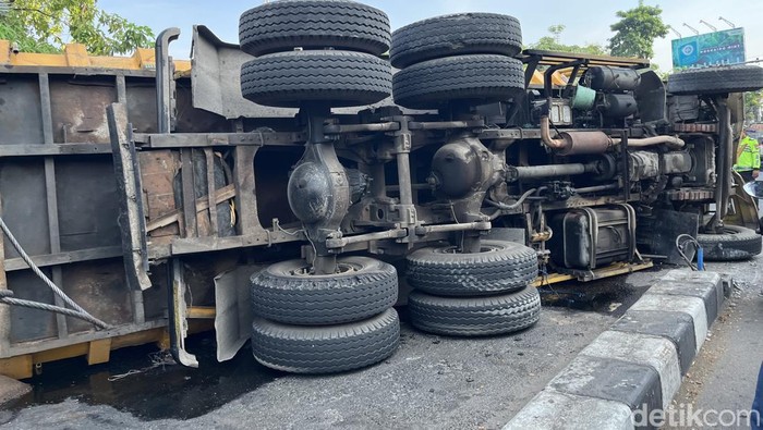 Truk terguling di depan Transmart Ngagel Surabaya Truk terguling di depan Transmart Ngagel Surabaya