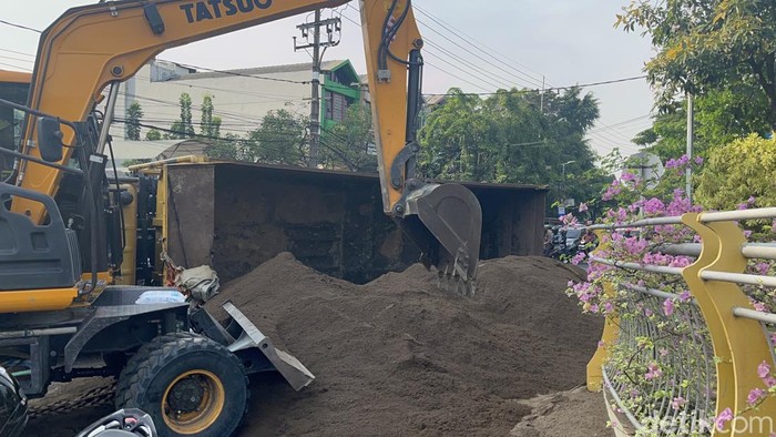 Truk terguling di depan Transmart Ngagel Surabaya
