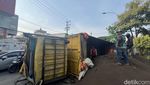 Arus Lalin Tersendat Imbas Truk Terguling di Jalan Ngagel