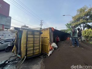 Truk Angkut Pasir Terguling di Depan Transmart Ngagel Surabaya