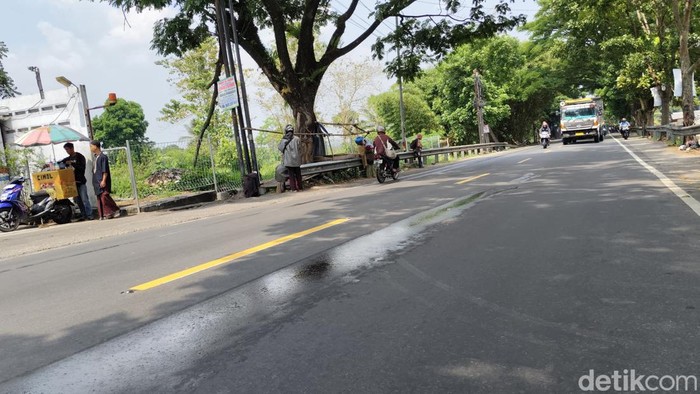 Tumpahan oli di Jalan Raya Sukabumi-Cianjur