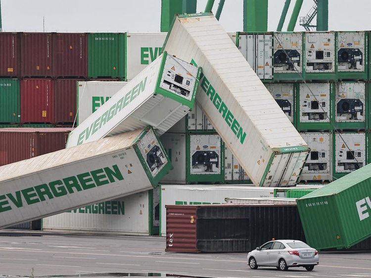 Tumpukan Kontainer Ambruk Setelah Topan Krathon Menerjang Taiwan