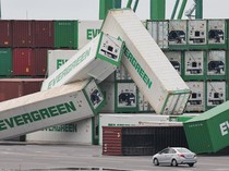 Tumpukan Kontainer Ambruk Setelah Topan Krathon Menerjang Taiwan