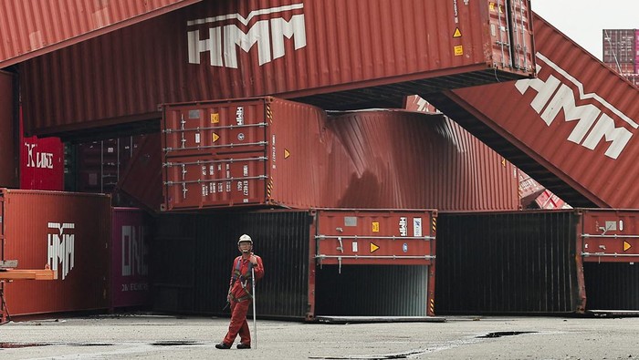 Fallen cargo containers are piled up after Typhoon Krathon made landfall in Kaohsiung, Taiwan October 4, 2024. REUTERS/Ann Wang