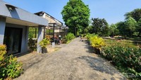 Bangunan musala dan area pembibitan tanaman di Hutan Kota Ciganjur.