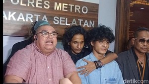 Vadel Badjideh menjalani pemeriksaan polisi didampingi keluarga dan kuasa hukum. Foto: Ahsan Nurrijal/detikcom