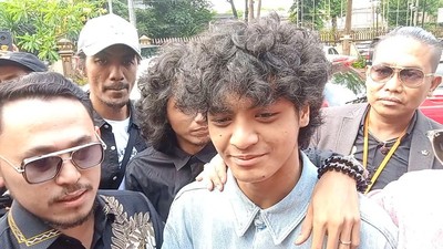 Senyum Tipis Vadel Badjideh Penuhi Panggilan Polisi soal Anak Nikita Mirzani
