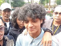 Senyum Tipis Vadel Badjideh Penuhi Panggilan Polisi soal Anak Nikita Mirzani