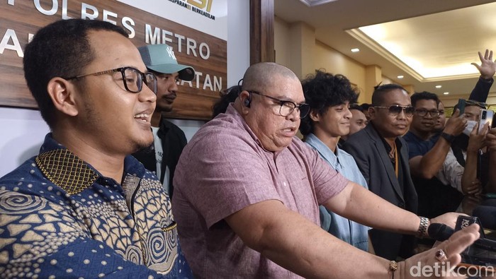 Vadel Badjideh seusai menjalani pemeriksaan di Polres Jaksel pada Jumat (4/10/2024) malam.