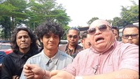 Tak datang sendiri, Vadel Badjideh ditemani kuasa hukumnya, Razman Arif Nasution juga ada dua kakaknya, Martin dan Bintang Badjideh. Foto: Ahsan/detikHOT