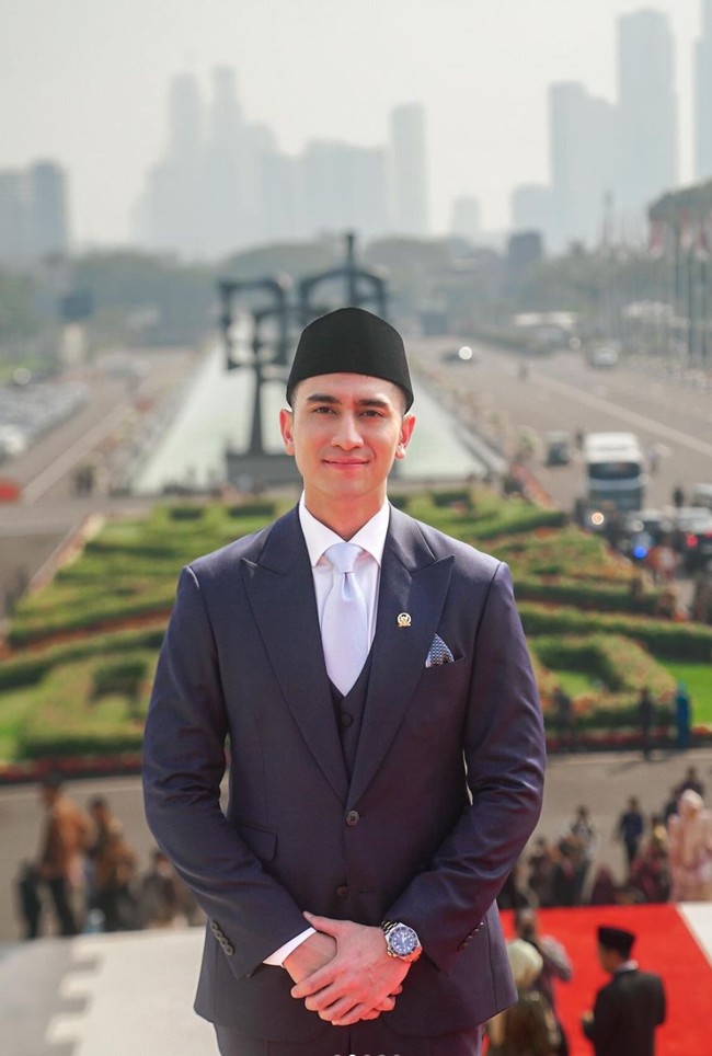 Verrel Bramasta merupakan salah satu anggota DPR RI yang diusung oleh Partai Amanat Nasional (PAN). Dalam keterangan unggahannya, Verrel pun memohon doa agar bisa terus bekerja dengan baik dan menjaga amanah rakyat. saya mohon doa serta dukungannya agar bisa terus menjaga amanah. Agar bisa terus bekerja. Dan, tumbuh bersama teman-teman semua, tulisnya. Foto: Instagram/@bramastavrl