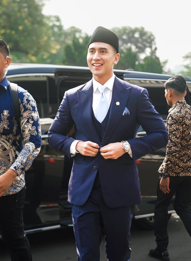 Di hari pelantikannya itu Verrel tampil gagah mengenakan setelan jas berwarna biru tua dipadukan dengan kemeja putih dan dasi biru muda. Ia juga melengkapi penampilannya dengan mengenakan kopiah hitam di kepalanya. Foto: Instagram/@bramastavrl