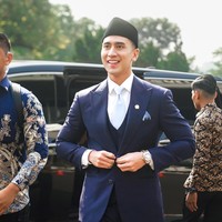 Di hari pelantikannya itu Verrel tampil gagah mengenakan setelan jas berwarna biru tua dipadukan dengan kemeja putih dan dasi biru muda. Ia juga melengkapi penampilannya dengan mengenakan kopiah hitam di kepalanya. Foto: Instagram/@bramastavrl