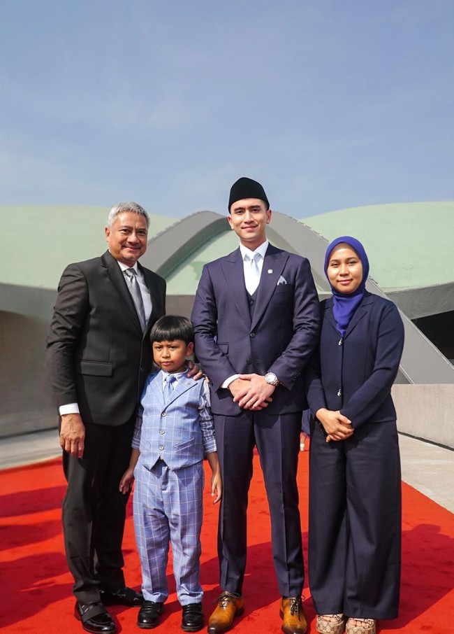 Turut memberi dukungan, ayah dan ibu sambung Verrel, Ivan Fadilla dan Sarni juga tampak hadir di acara pelantikan anggota DPR tersebut. Ivan dan Sarni juga turut mengajak putra kecil mereka. Foto: Instagram/@bramastavrl