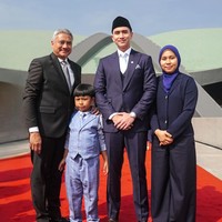 Turut memberi dukungan, ayah dan ibu sambung Verrel, Ivan Fadilla dan Sarni juga tampak hadir di acara pelantikan anggota DPR tersebut. Ivan dan Sarni juga turut mengajak putra kecil mereka. Foto: Instagram/@bramastavrl