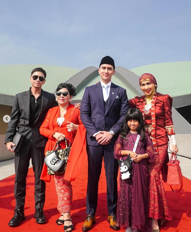 Tak hanya sang ayah, ibunda Verrel, Venna Melinda dan adik Verrel, Athalla juga turut hadir. Venna memilih tampil mengenakan kebaya berwarna merah. Foto: Instagram/@bramastavrl
