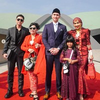 Tak hanya sang ayah, ibunda Verrel, Venna Melinda dan adik Verrel, Athalla juga turut hadir. Venna memilih tampil mengenakan kebaya berwarna merah. Foto: Instagram/@bramastavrl