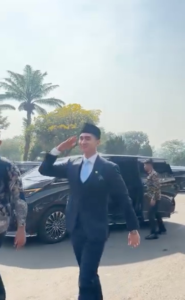 Sebelum resmi dilantik menjadi anggota DPR RI, Verrel semoat membuat janji yang bikin terkejut. Pria 28 tahun itu berjanji tak akan mengambil gajinya sebagai anggota DPR selama 1 tahun penuh. Foto: Instagram/@bramastavrl