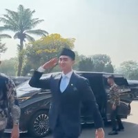 Sebelum resmi dilantik menjadi anggota DPR RI, Verrel semoat membuat janji yang bikin terkejut. Pria 28 tahun itu berjanji tak akan mengambil gajinya sebagai anggota DPR selama 1 tahun penuh. Foto: Instagram/@bramastavrl