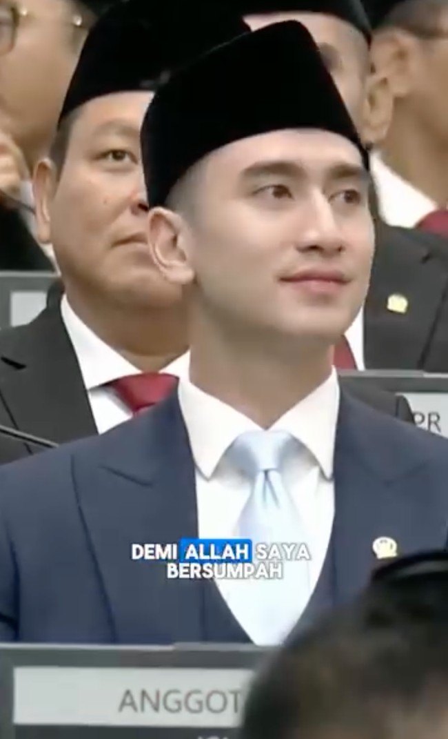 Penampilan Verrel saat dilantik menjadi anggota DPR RI pun tak kalah jadi sorotan dan banjir pujian netizen. Kok bs seganteng ini jd anggota DPR,kelewatan ga sih gantengnya takutnya kl lg ngecek lapangan jd bikin macet Krn terpesona, komentar salah seorang netizen. Anggota dpr paling ganteng, keren. Insyaallah amanah, komentar lainnya. Foto: Instagram/@bramastavrl