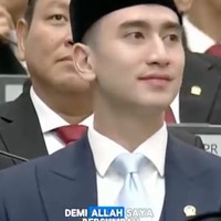 Penampilan Verrel saat dilantik menjadi anggota DPR RI pun tak kalah jadi sorotan dan banjir pujian netizen. Kok bs seganteng ini jd anggota DPR,kelewatan ga sih gantengnya takutnya kl lg ngecek lapangan jd bikin macet Krn terpesona, komentar salah seorang netizen. Anggota dpr paling ganteng, keren. Insyaallah amanah, komentar lainnya. Foto: Instagram/@bramastavrl