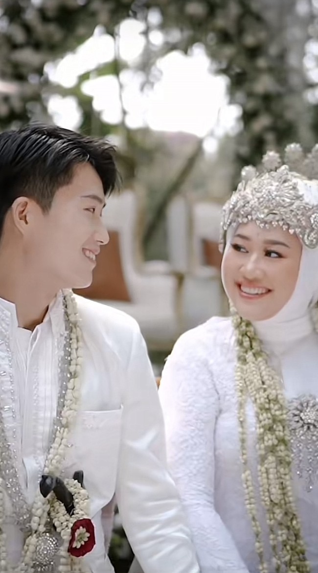Pernikahan pasangan Korea-Indonesia belakangan viral di jagat TikTok. Pasalnya wajah sang pengantin pria dinilai begitu mirip dengan aktor Korea Lee Do Hyun. Kini banyak netizen yang berharap dapat berjodoh dengan pria dari Negeri Gingseng. Foto: dok. TikTok @taf_story.
