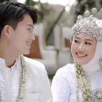 Pernikahan pasangan Korea-Indonesia belakangan viral di jagat TikTok. Pasalnya wajah sang pengantin pria dinilai begitu mirip dengan aktor Korea Lee Do Hyun. Kini banyak netizen yang berharap dapat berjodoh dengan pria dari Negeri Gingseng. Foto: dok. TikTok @taf_story.