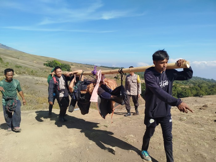 Vladimir, seorang warga Rusia, ditandu seusai terjatuh dari tebing di Pos 2 Sembalun saat mendaki Gunung Rinjani, Lombok Timur, NTB. (Foto: Polsek Sembalun)
