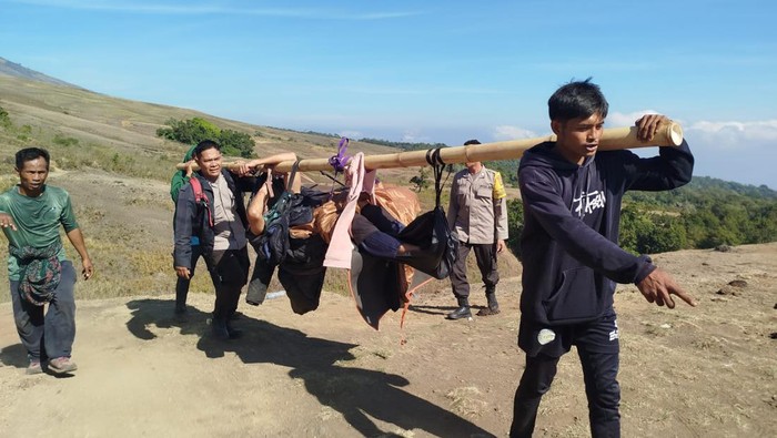 Vladimir, seorang warga Rusia, ditandu seusai terjatuh dari tebing di Pos 2 Sembalun saat mendaki Gunung Rinjani, Lombok Timur, NTB. (Foto: Polsek Sembalun)
