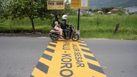 Pengendara sepeda motor melintas di atas penanda jalur sesar Palu-Koro di Jalan Lasoso, Palu Barat, Kota Palu, Sulawesi Tengah, Jumat (4/10/2024).
