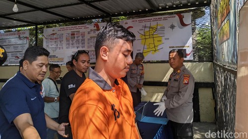 Y (25), honorer Dispora NTB, dibekuk polisi gara-gara mencuri dua laptop kantornya, Jumat (4/10/2024). (Ahmad Viqi/detikBali)