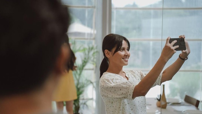 Yunita Siregar sebagai Kaluna dalam film Home Sweet Loan