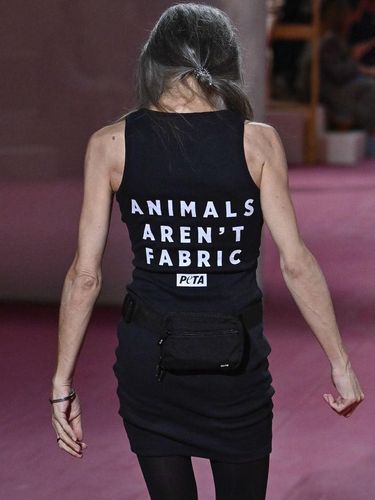 Seorang aktivis PETA di runway memprotes penggunaan kulit dalam peragaan busana Hermès Paris Womenswear Spring-Summer 2025 sebagai bagian dari Paris Fashion Week pada 28 September 2024 di Paris, Prancis.