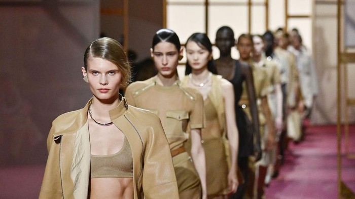 Seorang aktivis PETA di runway memprotes penggunaan kulit dalam peragaan busana Hermès Paris Womenswear Spring-Summer 2025 sebagai bagian dari Paris Fashion Week pada 28 September 2024 di Paris, Prancis.
